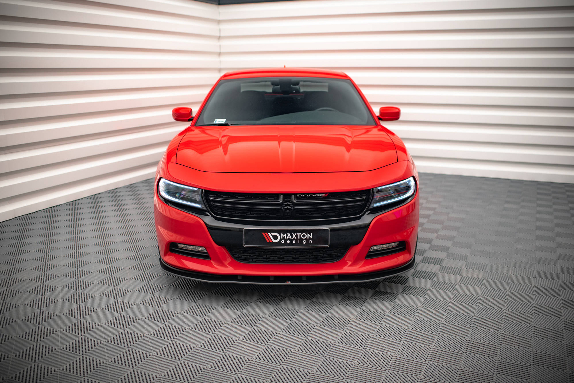 Frontleppe på Dodge Charger Rt MK7 Facelift sett forfra med svart grill og markante frontlykter.