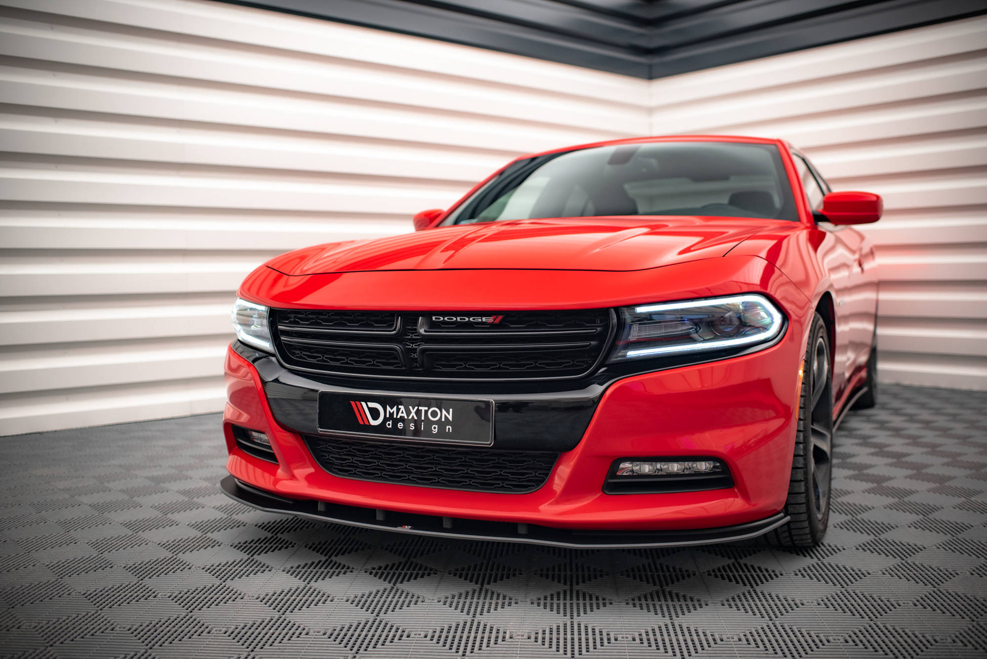 Frontspoiler Dodge Charger Rt MK7 Facelift med sort grill og Maxton Design-logo sett forfra.