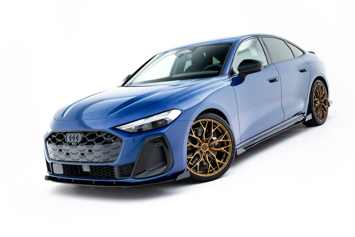 Nærbilde av matt sort finish på frontsplitter til Audi A5 B10