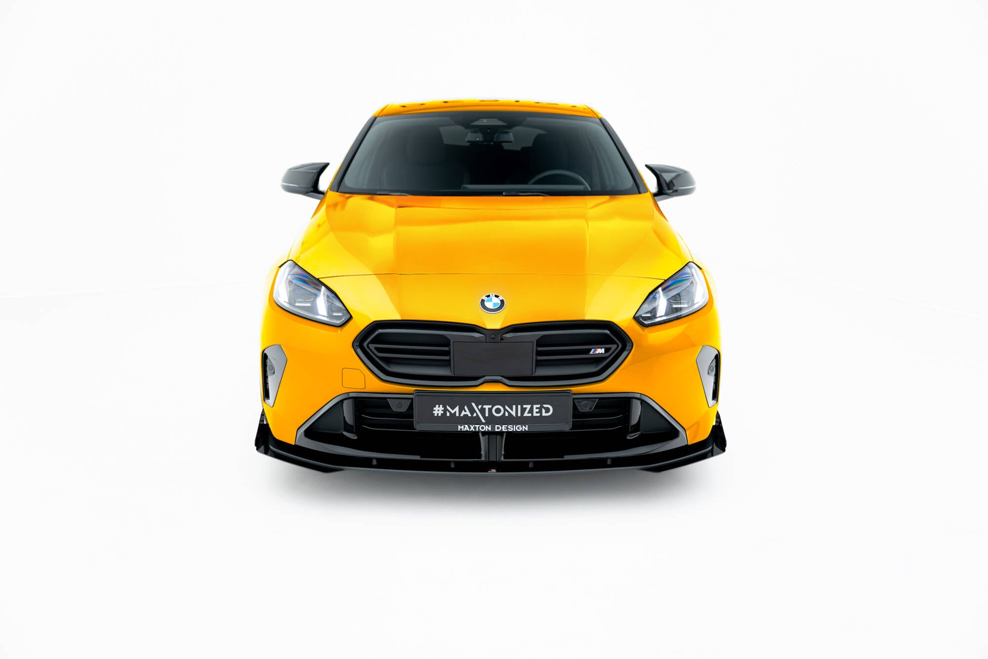 Frontleppe BMW F70 1 M-Pakke V1 i gul, sett forfra med svarte flaps og “#MAXTONIZED” på skiltholder.