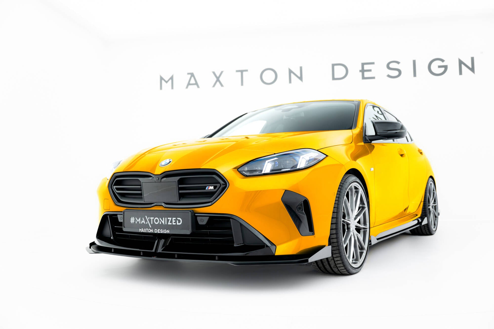 Frontspoiler BMW F70 1 M-Pakke med flaps V1 på gul sportsbil med sorte detaljer og sølvfelger.