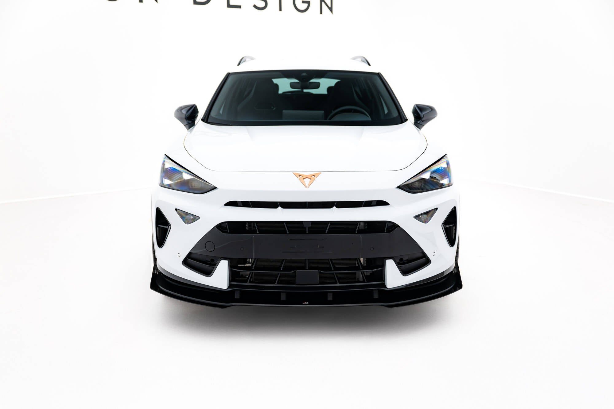 Frontleppe på Cupra Formentor MK1 Facelift med sorte flaps og kobberfarget emblem, sett forfra.