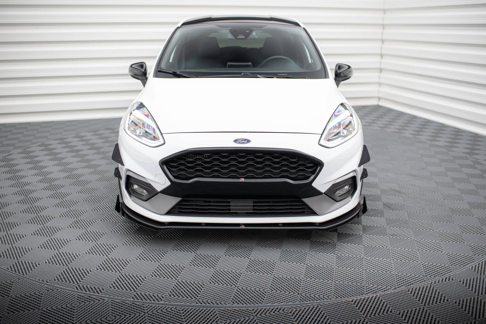 Frontleppe på Ford Fiesta MK8 ST med sort grill, frontlykter og sorte detaljer på støtfangeren.
