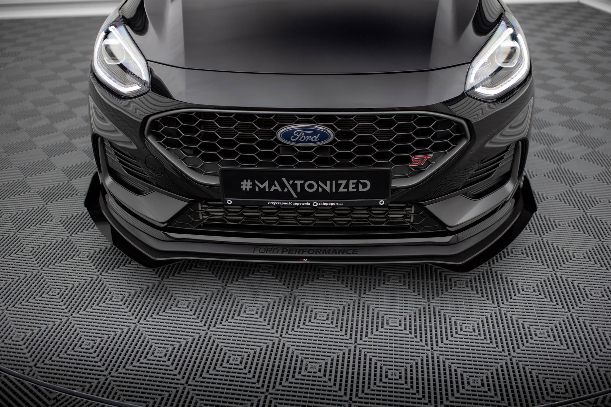 Front splitter til Ford Fiesta ST MK8 Facelift med sort grill, ST-emblem og LED-frontlykter.