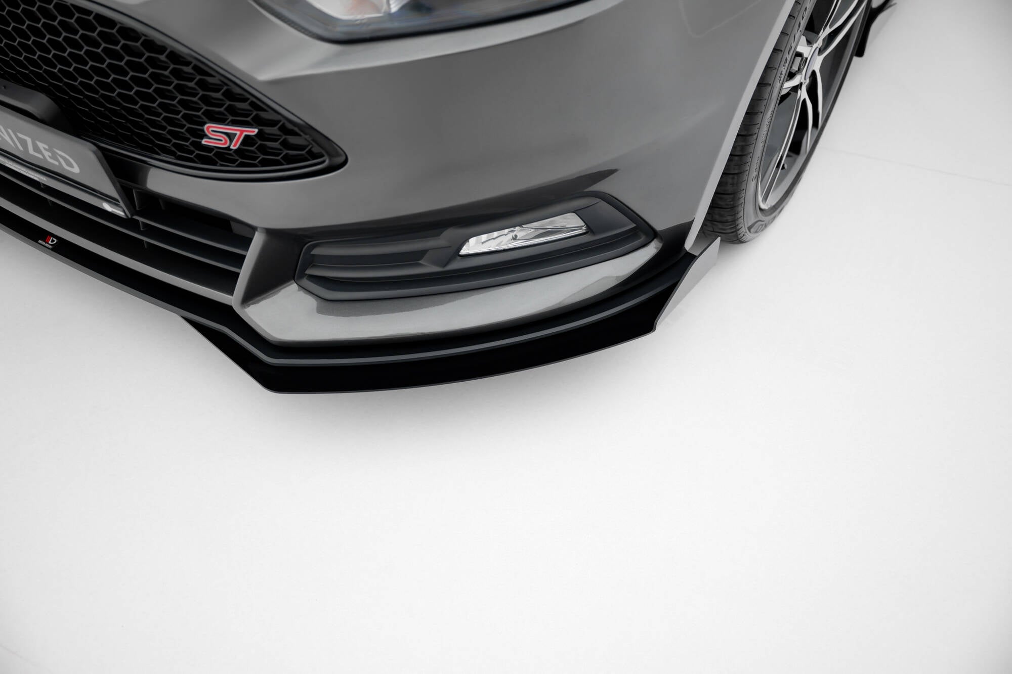 Front splitter på Ford Focus ST MK3 Facelift med sorte flaps montert under støtfangeren.