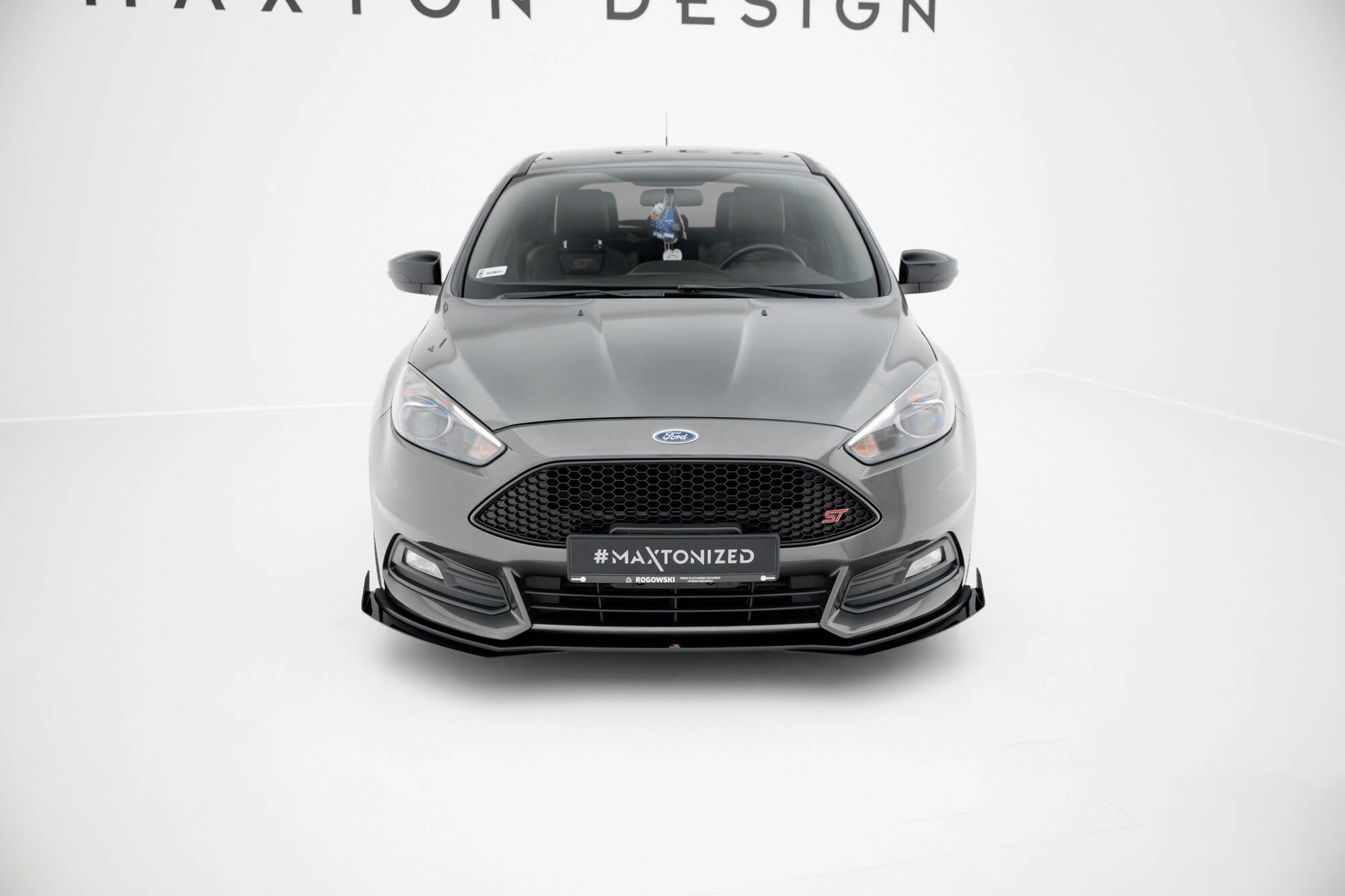 Frontleppe på Ford Focus St MK3 Facelift med svarte flaps, sett forfra med sporty grill og frontlykter.