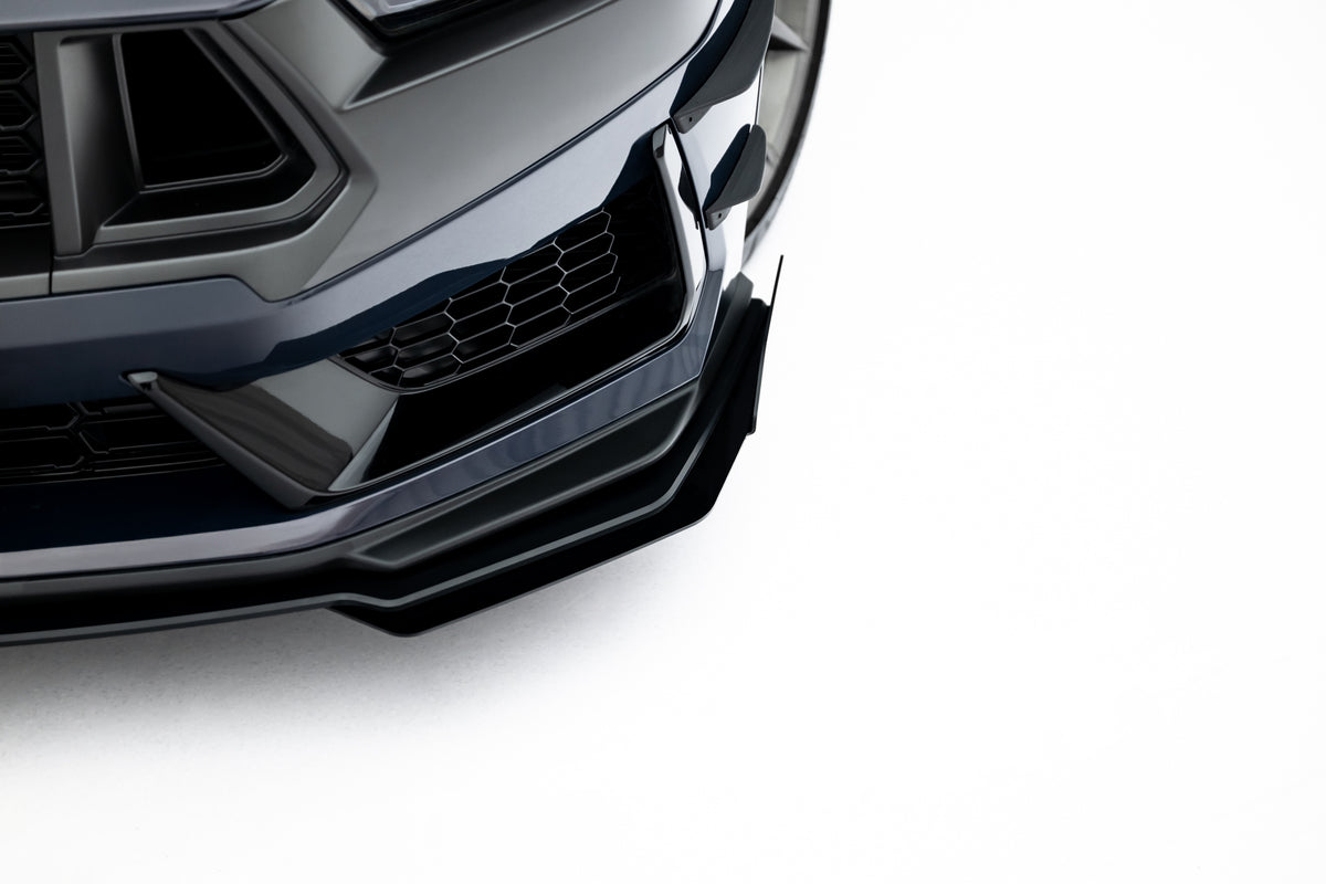 Frontsplitter med flaps til Ford Mustang Dark Horse Mk7 sett forfra