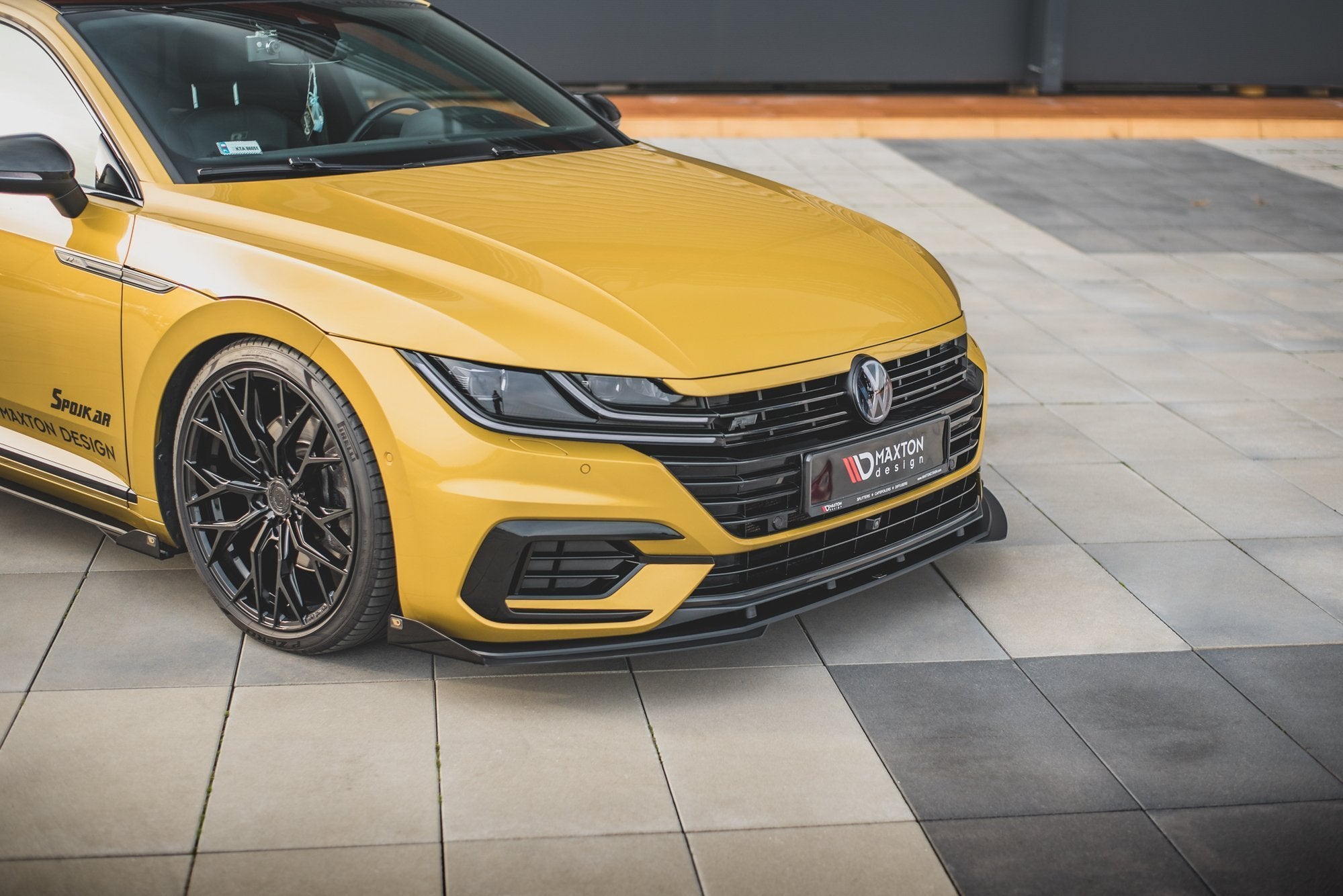 Frontleppe VW Arteon R-Line RS med svarte detaljer, sportsfelger og Maxton Design-logo på skiltet.