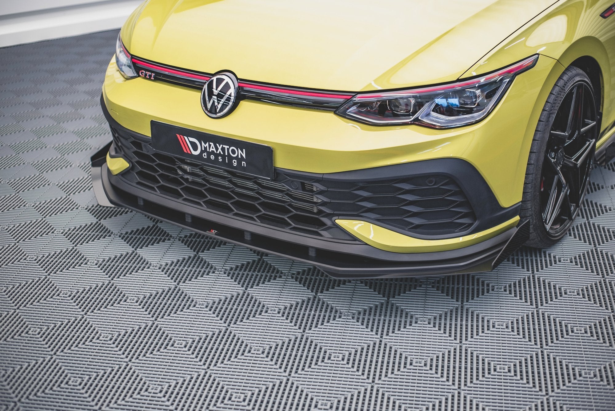 Frontleppe VW Golf GTI Clubsport MK8 med svarte flaps, rød stripe og Maxton Design-logo.