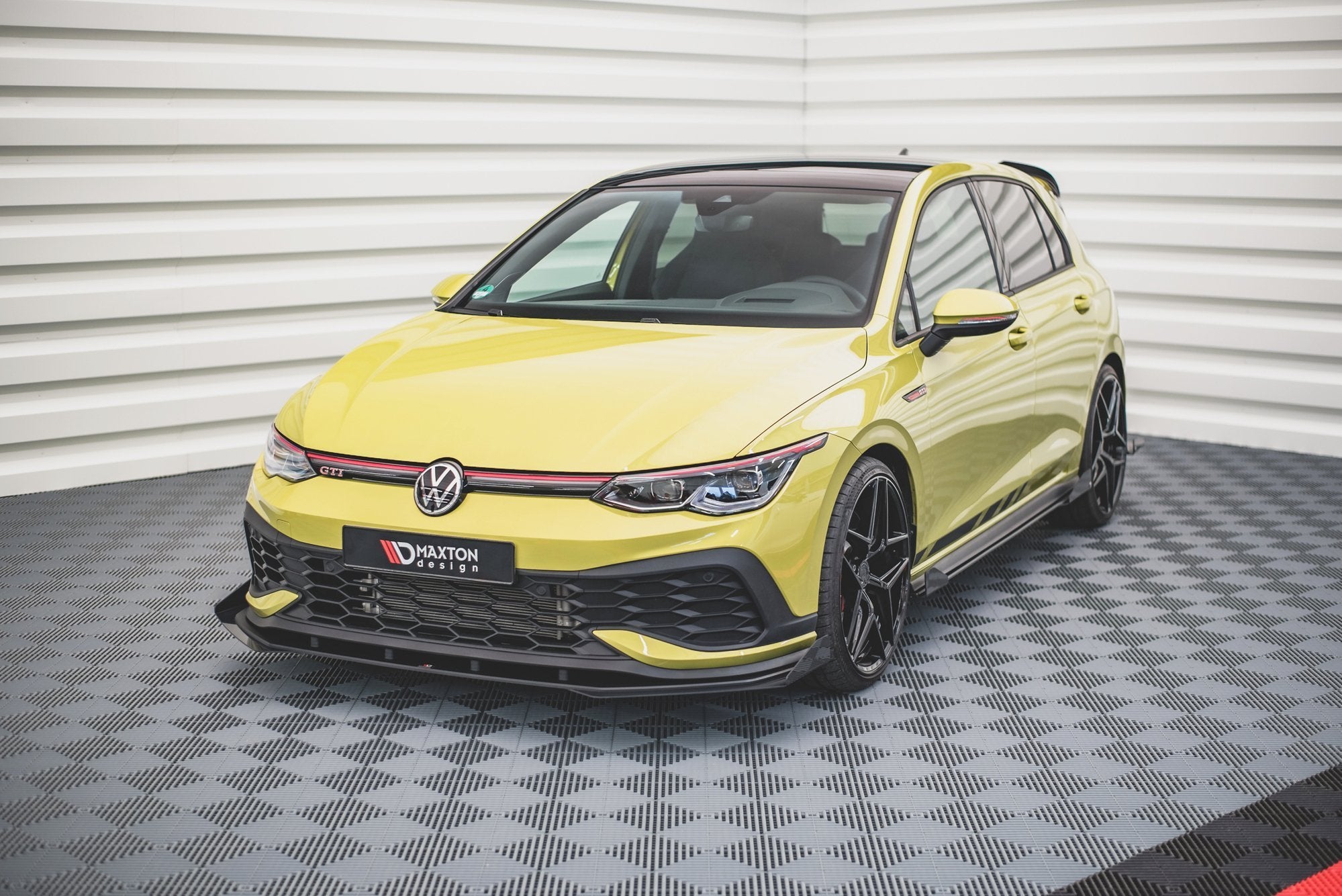 Frontspoiler VW Golf GTI Clubsport MK8 med flaps vist fra forsiden.