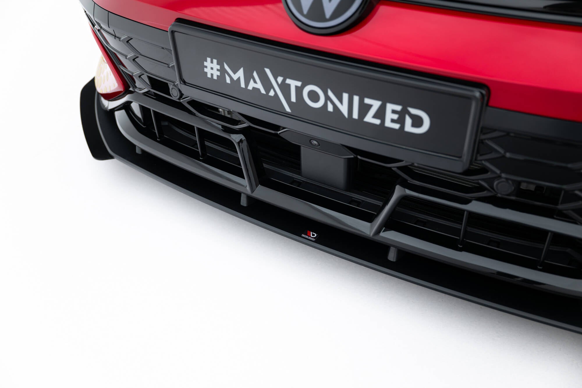 Spoiler til VW Golf GTI Clubsport MK8 Facelift med flaps, svart finish og Maxton-logo på rød bil.