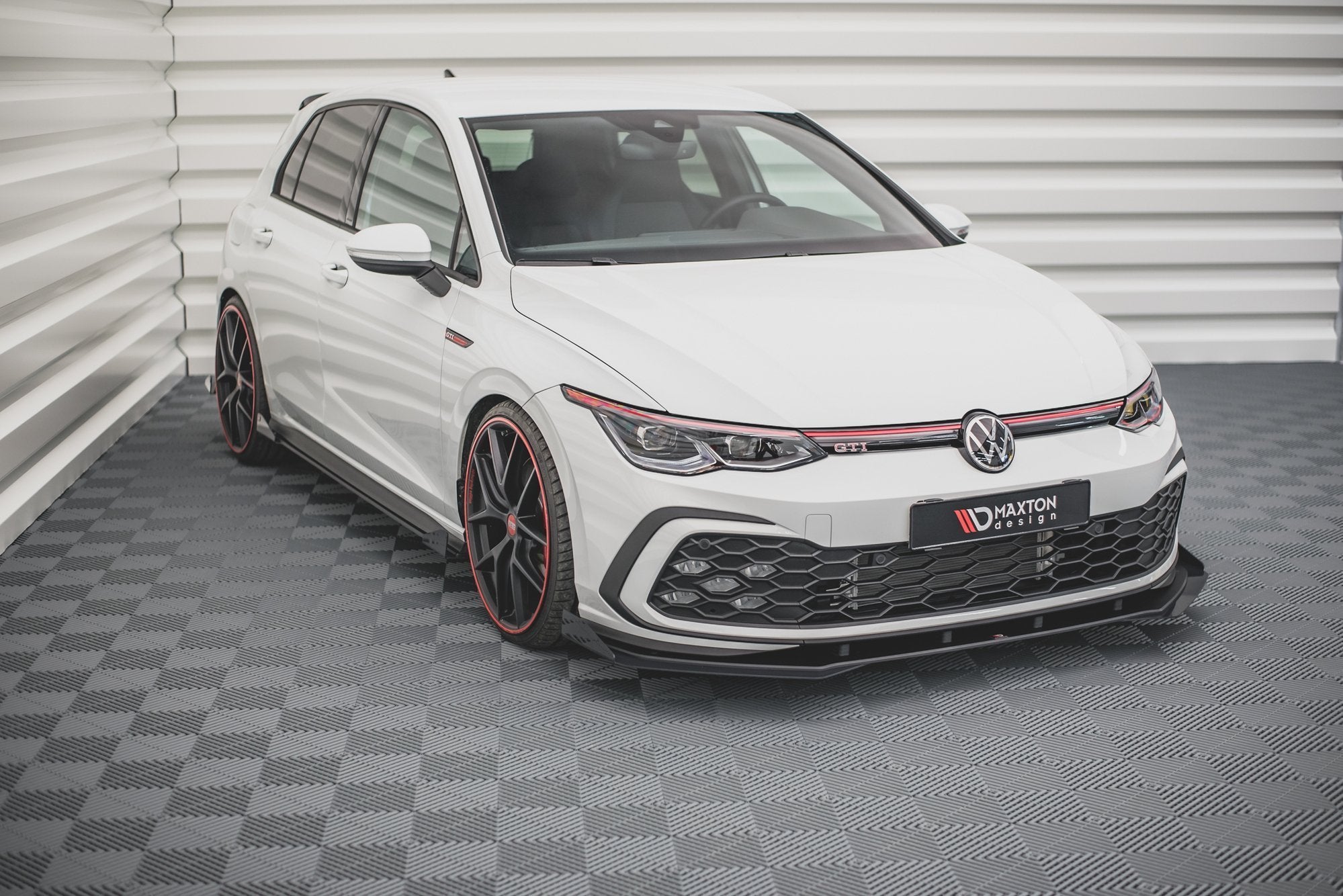Spoiler på VW Golf GTI MK8 med svarte flaps, røde felgkanter og røde detaljer på grillen.