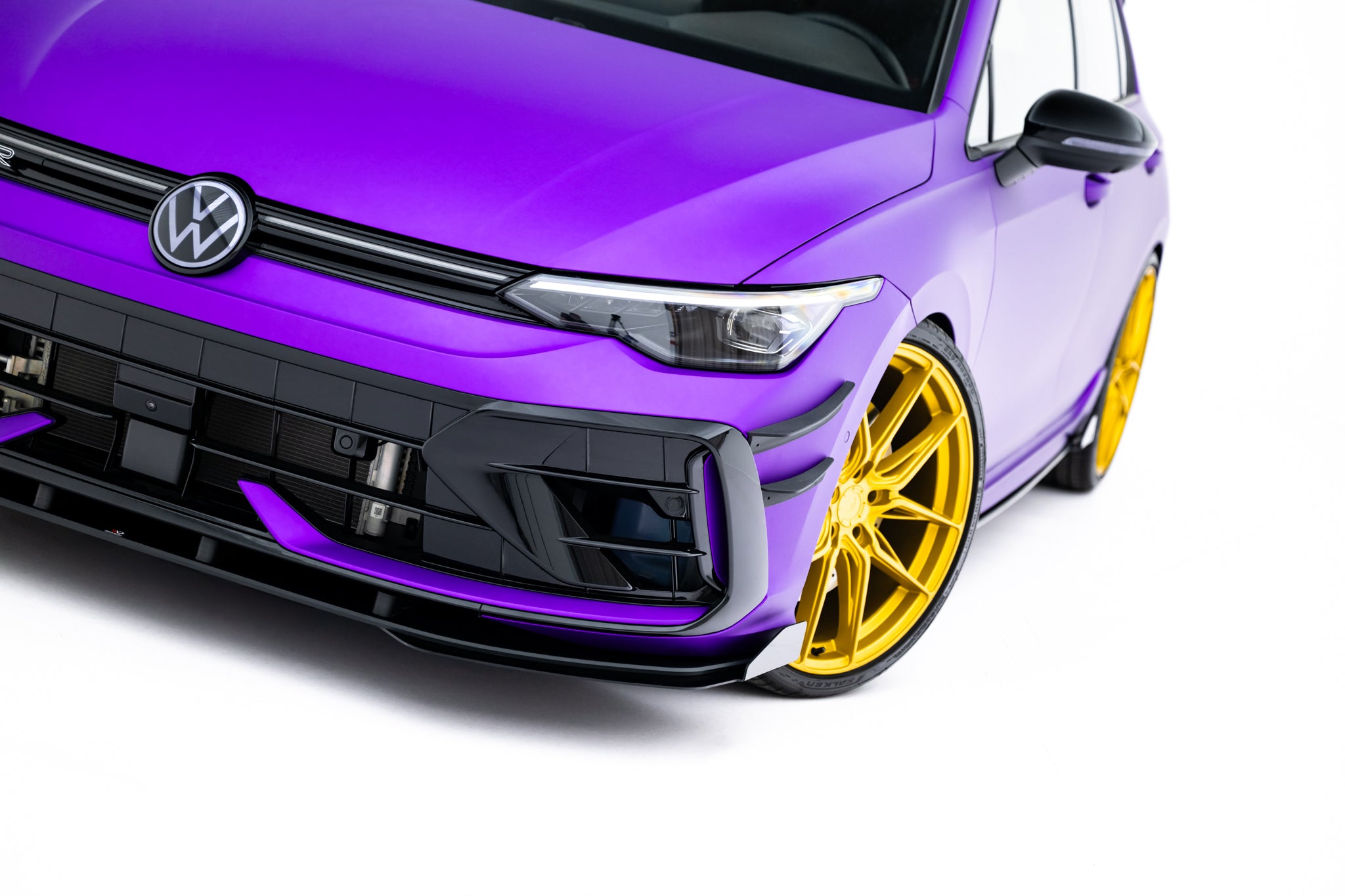 Front splitter VW Golf R MK8 Facelift med flaps, matt lilla lakk og gullfelger, sort støtfanger.
