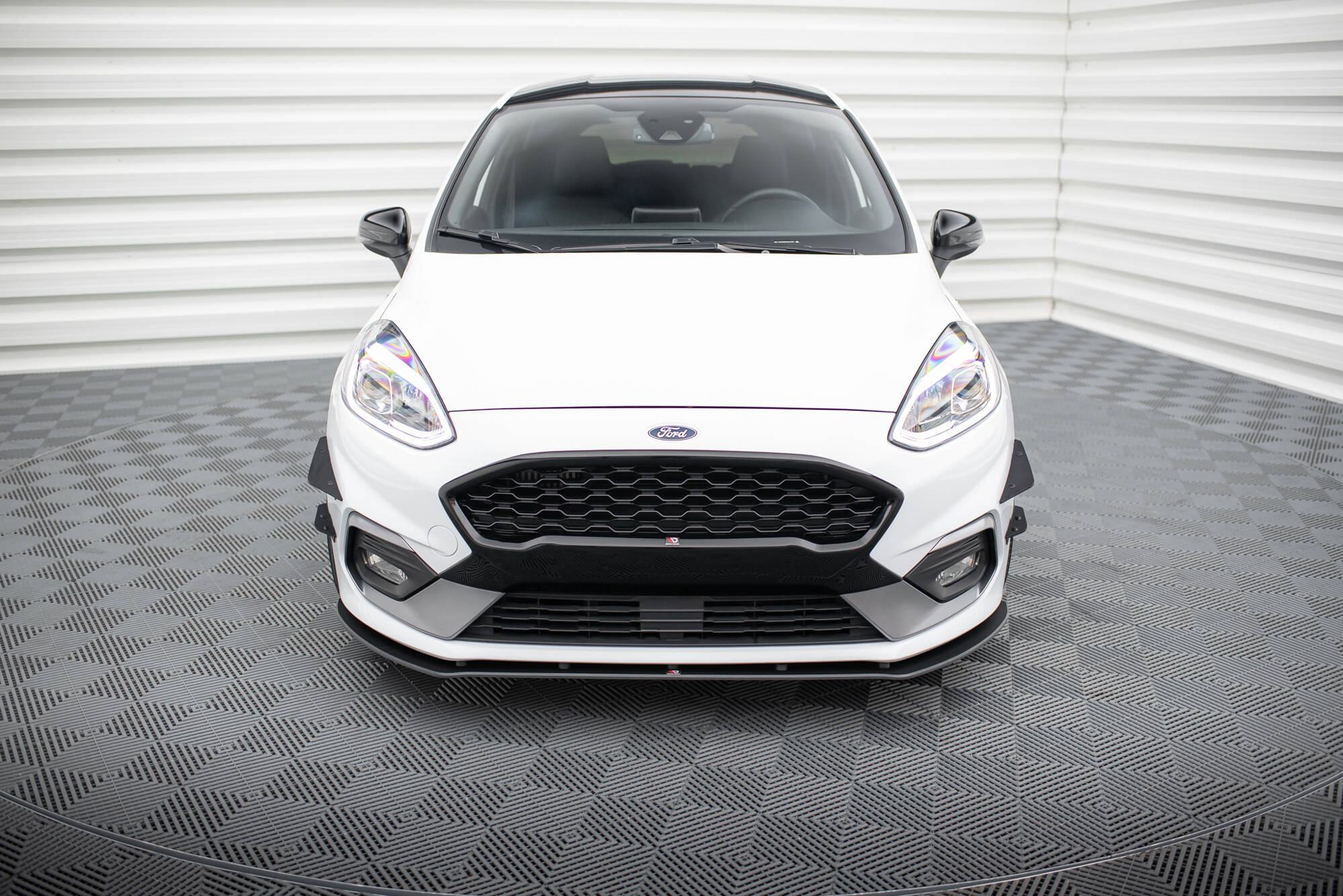 Frontleppe på Ford Fiesta MK8 ST med svart grill, LED-frontlykter og svarte detaljer foran.