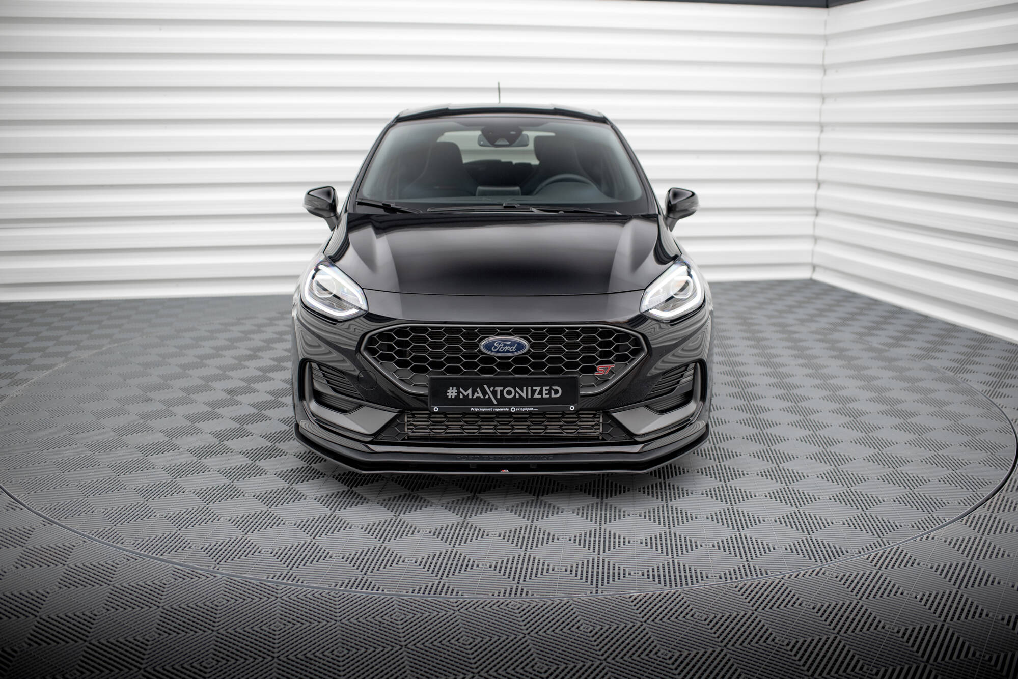 Frontleppe på Ford Fiesta St MK8 Facelift 2021 med svart finish og markerte sportslige detaljer.