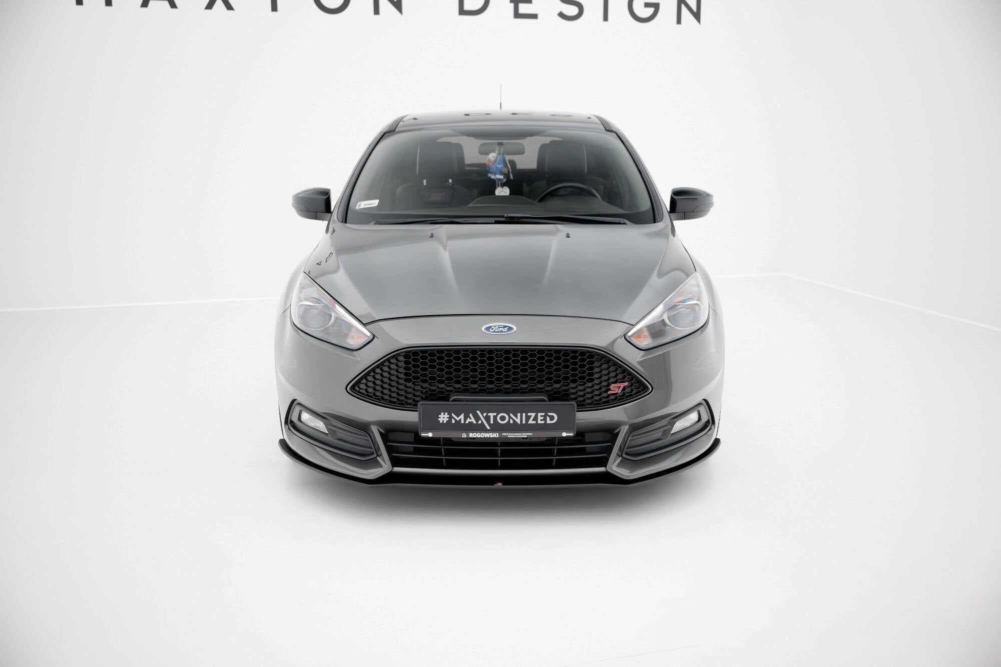Frontleppe på Ford Focus ST MK3 Facelift med sort sportsgrill og tydelig ST-logo foran.