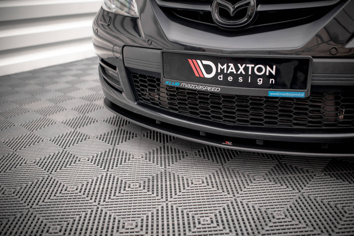Front splitter til Mazda 3 MPS MK1 i nærbilde av overflaten