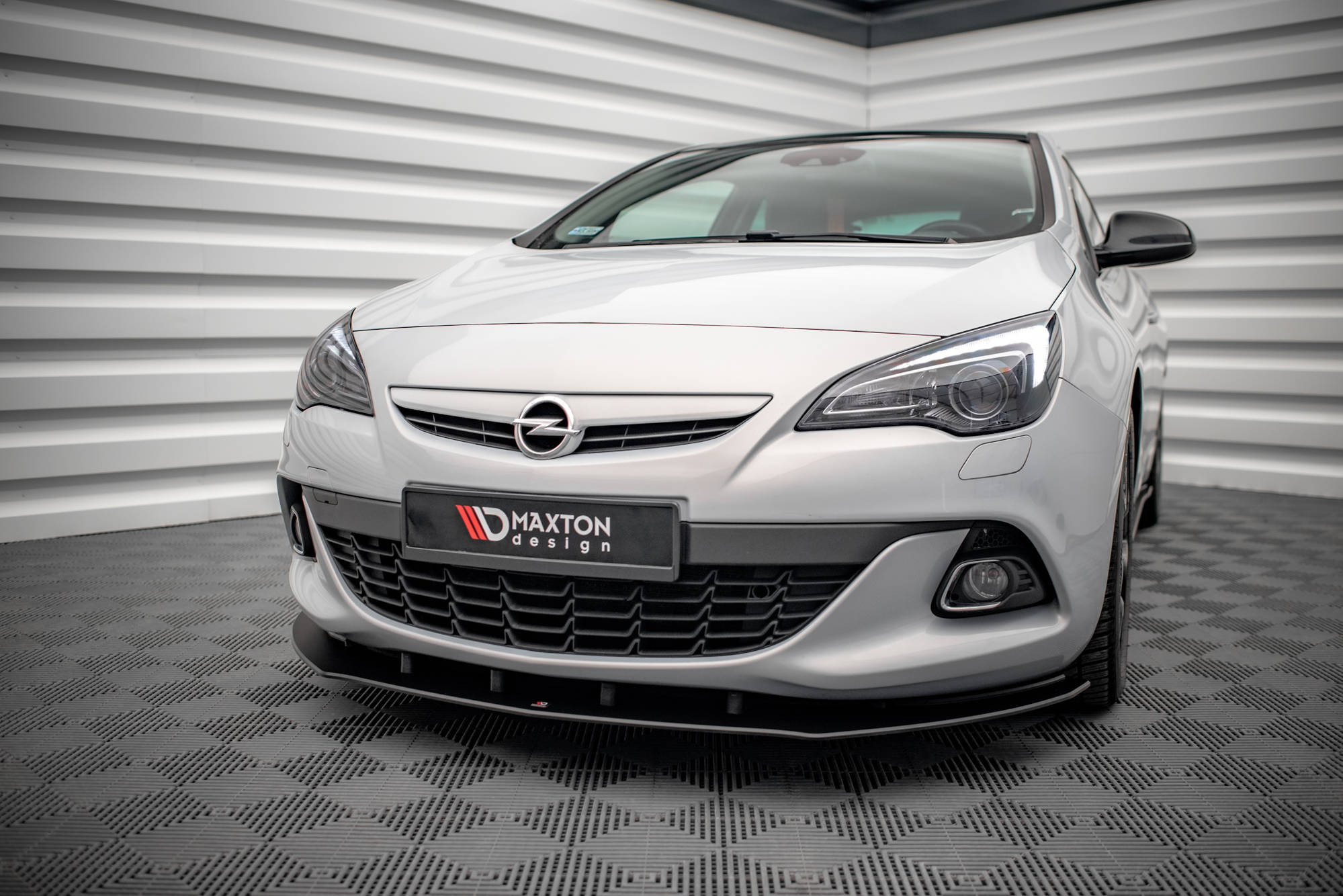 Frontspoiler Opel Astra GTc Opc-Line J i sølv, sett forfra med markerte frontlykter og svart grill.