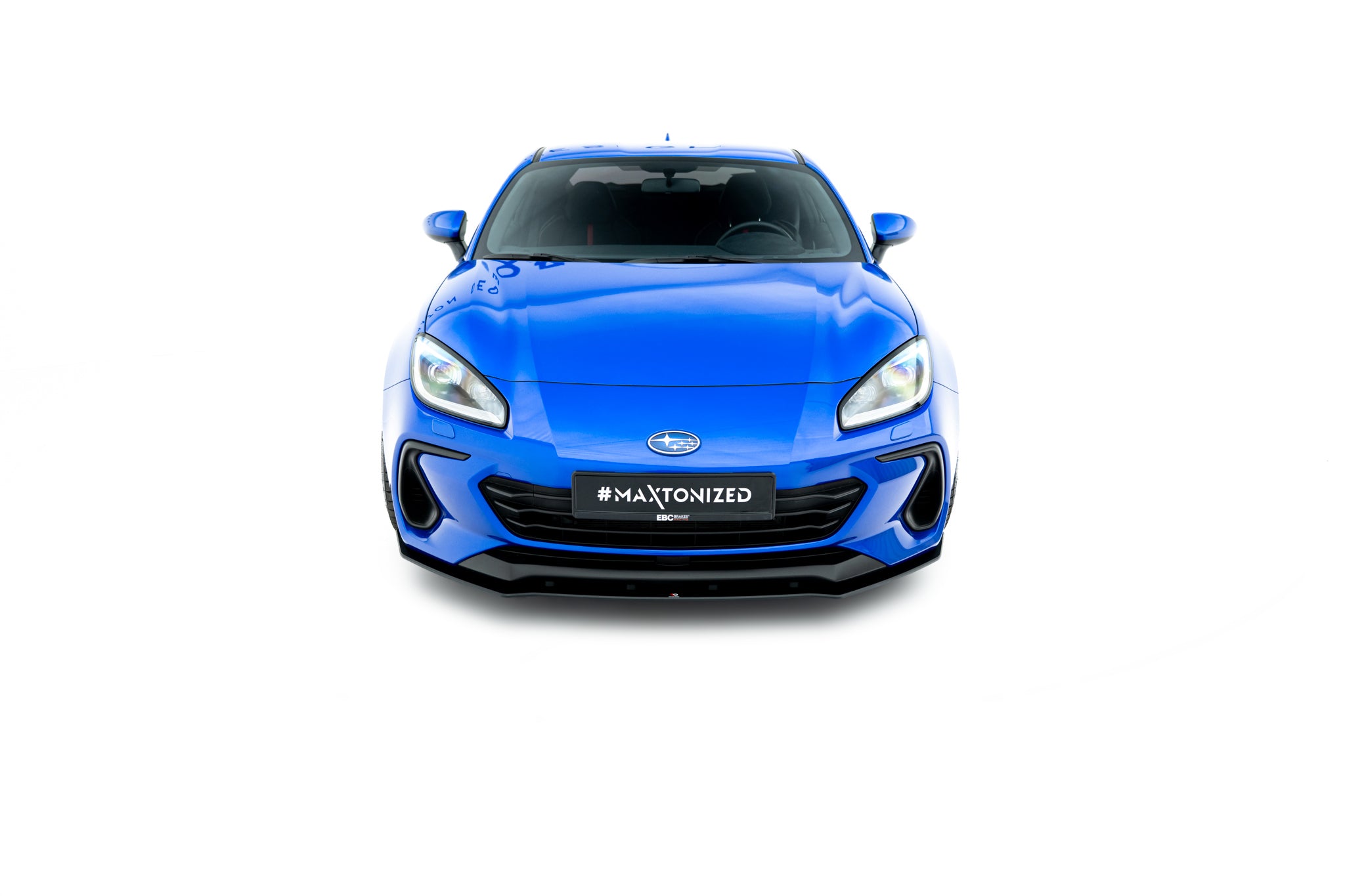 Frontleppe på Subaru BRZ MK2 2021 V1 vist på blå sportsbil forfra med svarte detaljer.