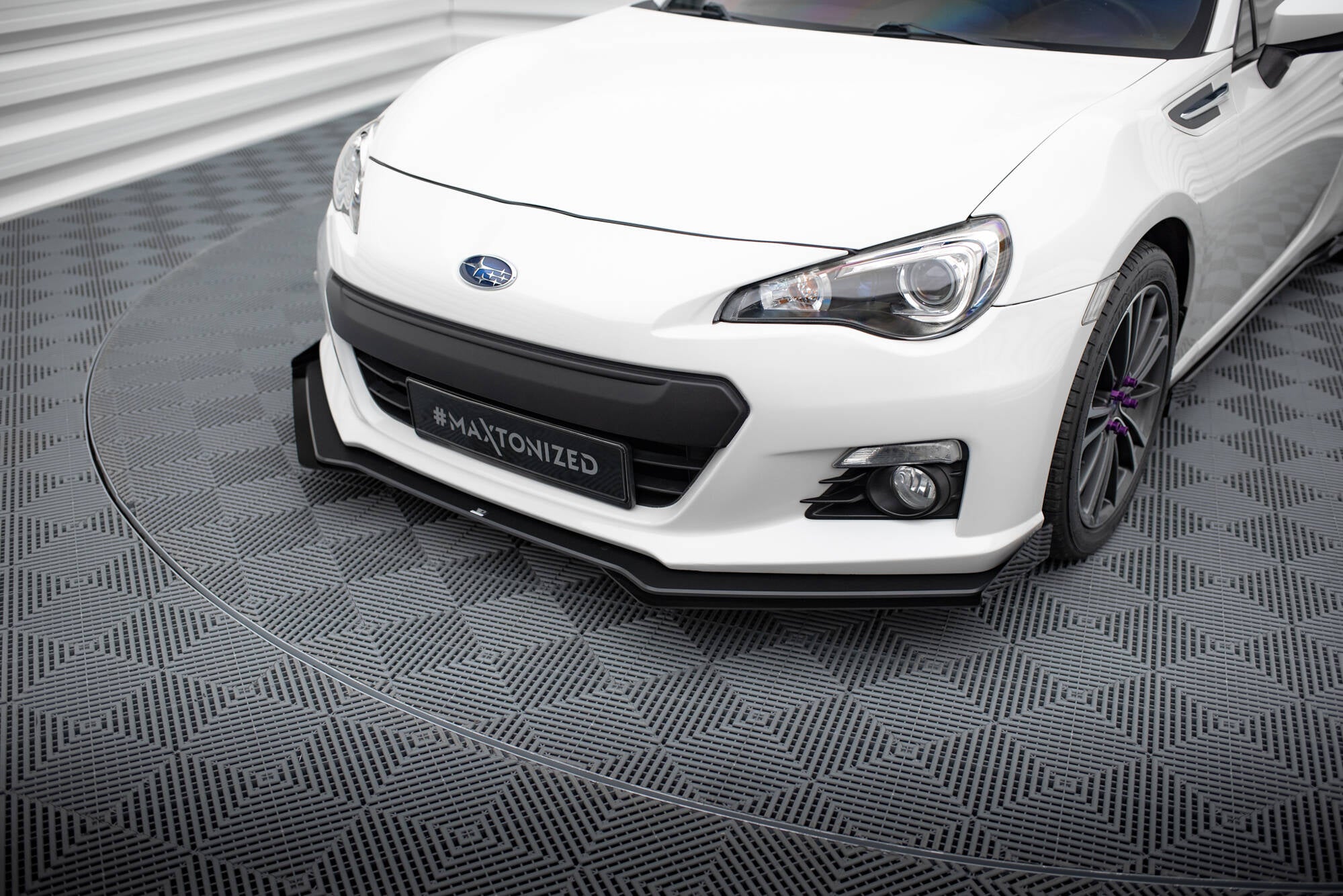 Front splitter på Subaru BRZ MK1 2012-2017 V1, sort detalj foran hvit bil med tåkelys og felger.