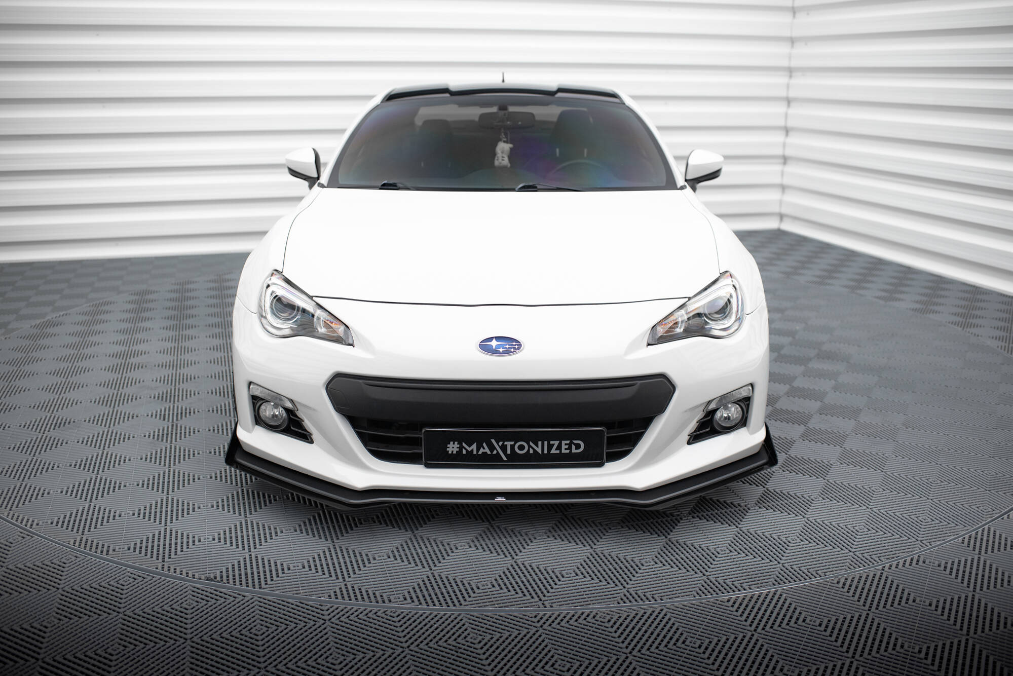 Frontleppe til Subaru BRZ MK1 2012-2017 V2 V.1 montert på hvit bil med sorte detaljer, sett forfra.
