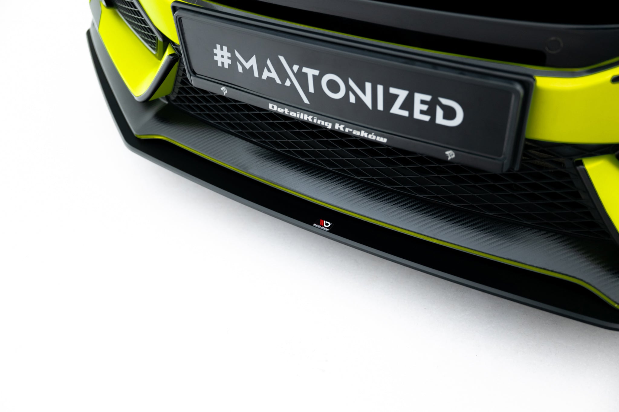 Spoiler Honda Civic Type R MK10 V.2 i sort karbonfiber med gul linje, sett skrått ovenfra på bilen.