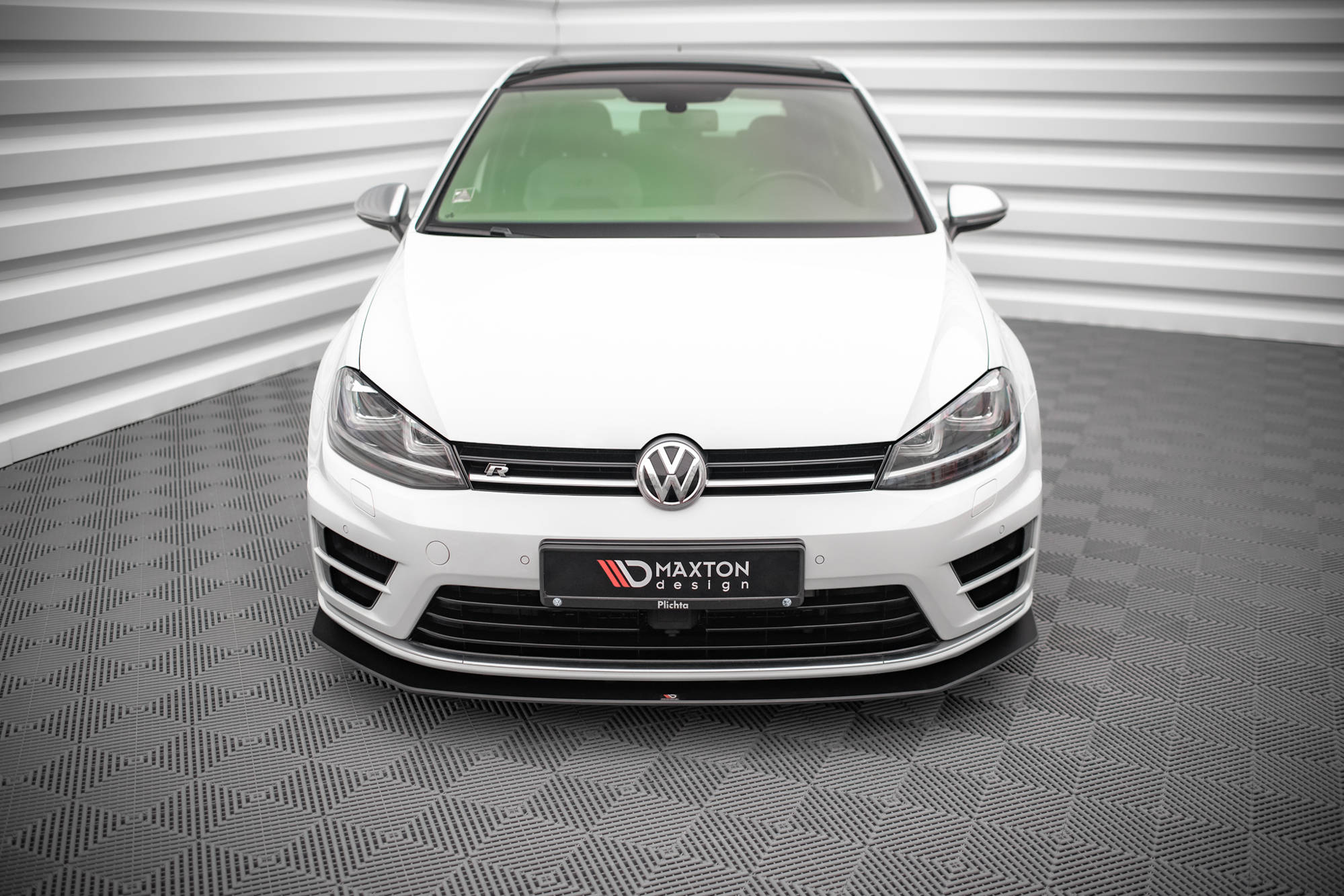 Frontspoiler VW Golf R MK7 V.2 montert på hvit bil med mørk grill og Maxton Design-logo foran.