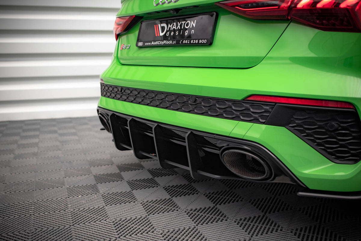 Audi RS3 Sedan 8Y bakdiffuser sett fra skrå vinkel med integrert luftuttak
