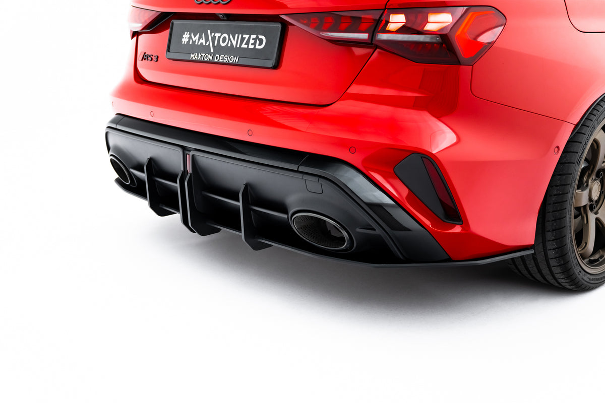 Diffuser til Audi RS3 Sedan 8Y Facelift V1 i sort, montert under bakre støtfanger for et sportlig uttrykk