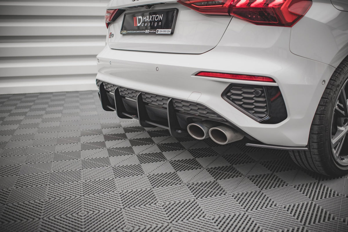 Sort ABS-diffuser designet for Audi S3 Sportback 8Y med integrert aerodynamisk profil