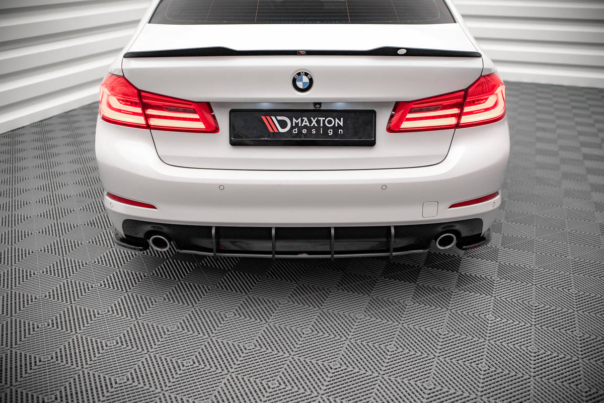 Diffuser BMW 5 Sedan G30 montert på bil, detaljvisning av passform