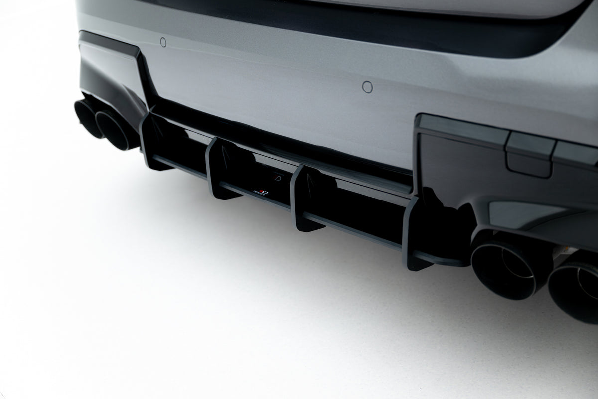 Nærbilde av ABS-plast bakdiffusor til BMW F70 M135I i matt sort finish