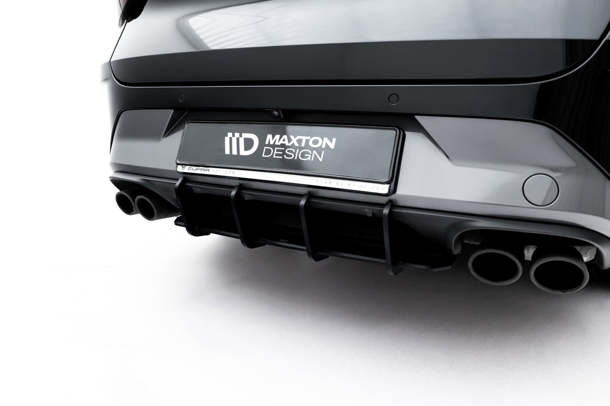 Nærbilde av diffuser fra Maxton Design montert på Cupra Leon ST