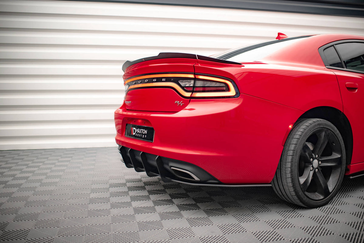 Maxton Design bakdiffusor montert på Dodge Charger RT sett fra skrå vinkel