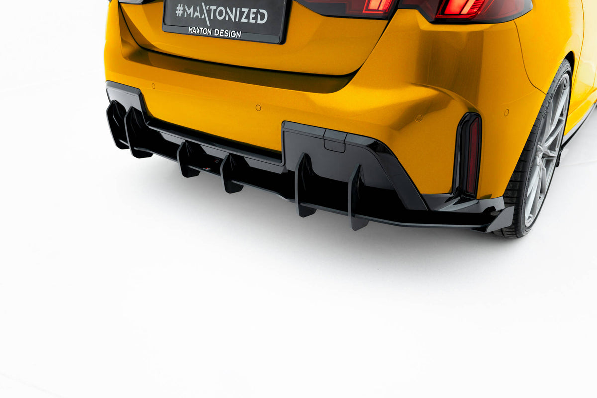 Nærbilde av flaps på bakdiffuser til BMW F70 M-Pakke i sort ABS-plast