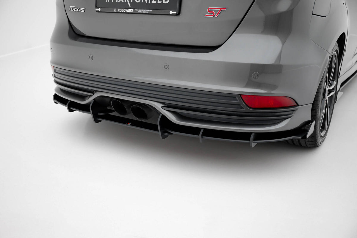 Nærbilde av bakdiffusor i matt svart ABS-plast for Ford Focus ST MK3 Facelift