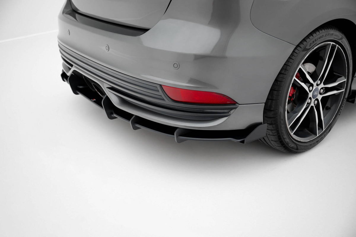 Maxton Design diffuser med flaps til Focus ST MK3 Facelift, skrå vinkel fra siden