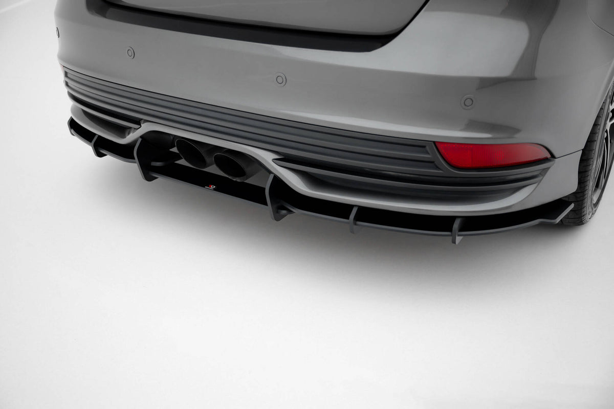 Street Pro diffuser for Ford Focus ST Mk3 vist fra skrå vinkel bakfra