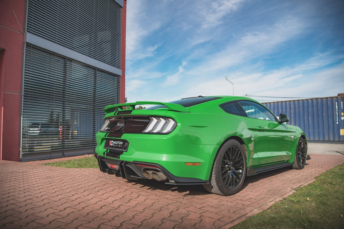 Nærbilde av CNC-frest overflate på matt svart diffuser til Mustang GT