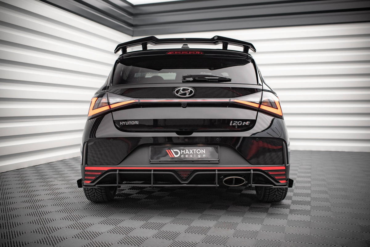 Sentral diffuser montert på Hyundai i20 N i nærbilde av bakre støtfanger