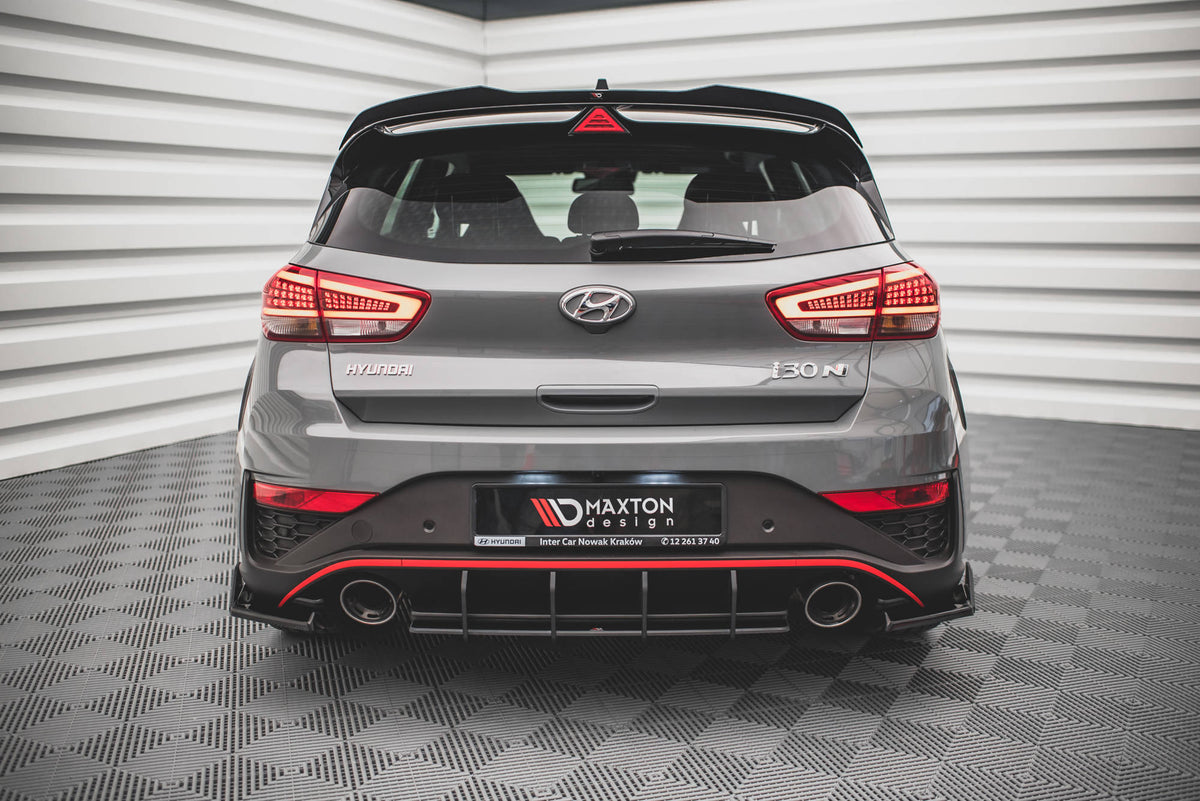 Bakre diffuser i matt svart for Hyundai i30 N Mk3 Facelift i nærbilde