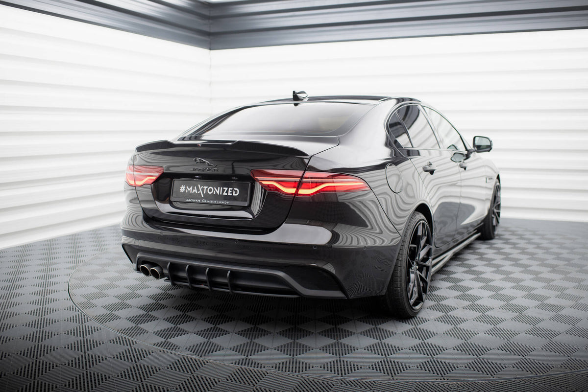 Street Pro bakdiffusor til Jaguar XE X760 Facelift sett skrått bakfra