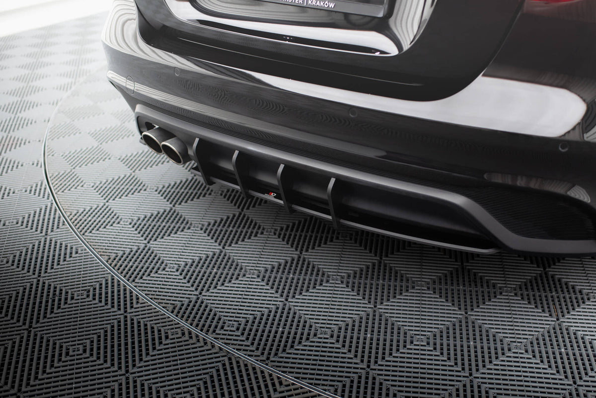 Diffuser fra Maxton Design montert på Jaguar XE Facelift i nærbilde