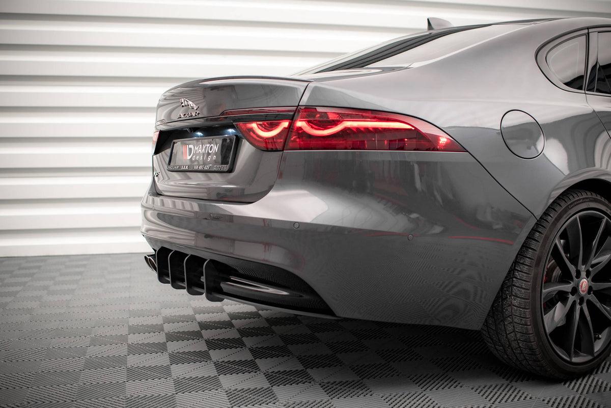 Maxton Design diffusor for Jaguar XF R-Sport Mk2 i nærbilde
