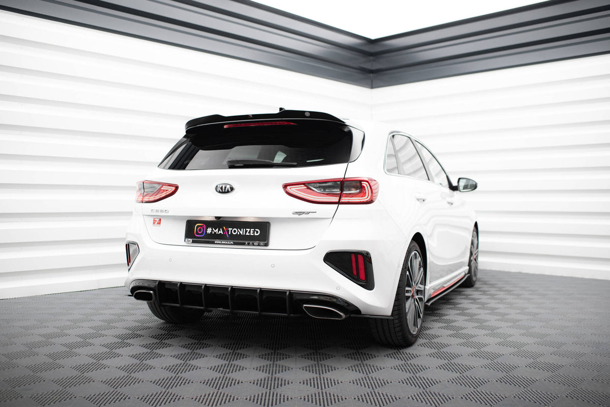 Bakdiffuser Kia Ceed GT Mk3 i nærbilde av overflatestruktur