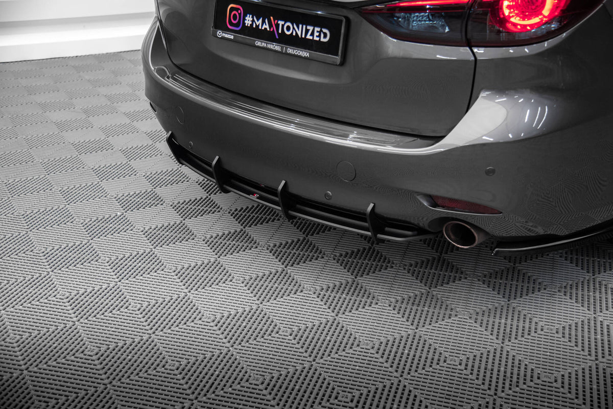 Bakdiffusor Mazda 6 MK3 Facelift i nærbilde av strukturert sort overflate