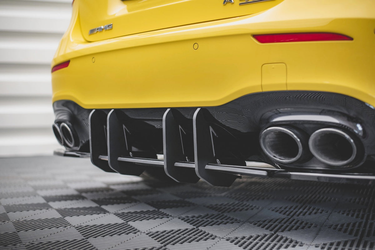 Nærbilde av kantfinish på Maxton Design diffuser for Mercedes A45 S W177