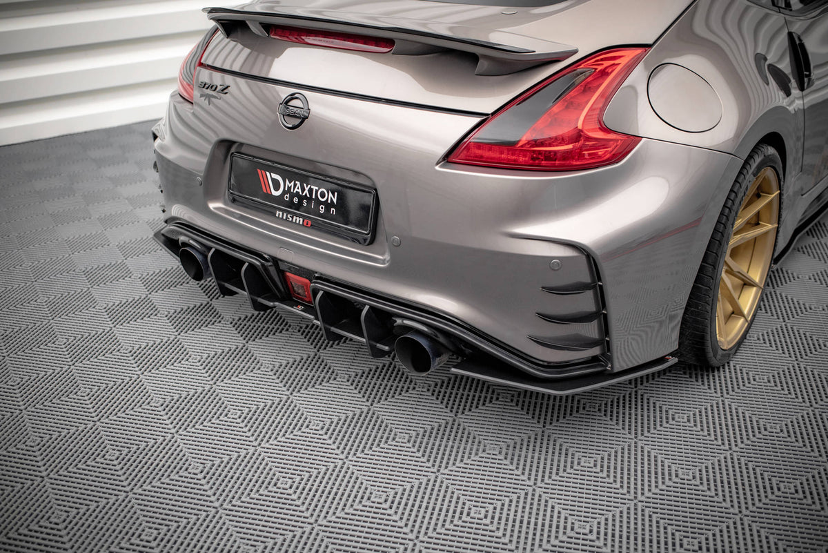Blank svart diffuser montert under støtfanger på Nissan 370Z Nismo, skrå vinkel