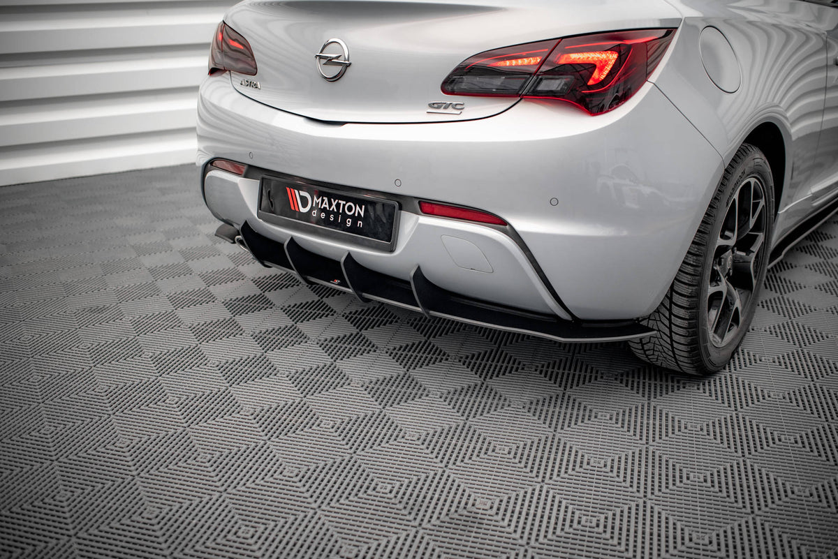Maxton Design diffuser til Opel Astra GTC OPC-Line montert på bil