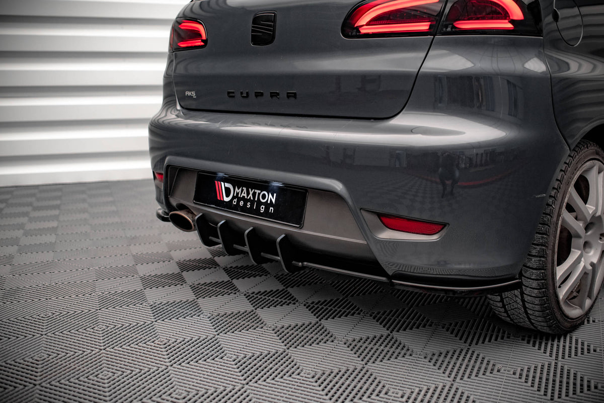 Nærbilde av blank svart overflate på diffuser til Seat Ibiza Cupra